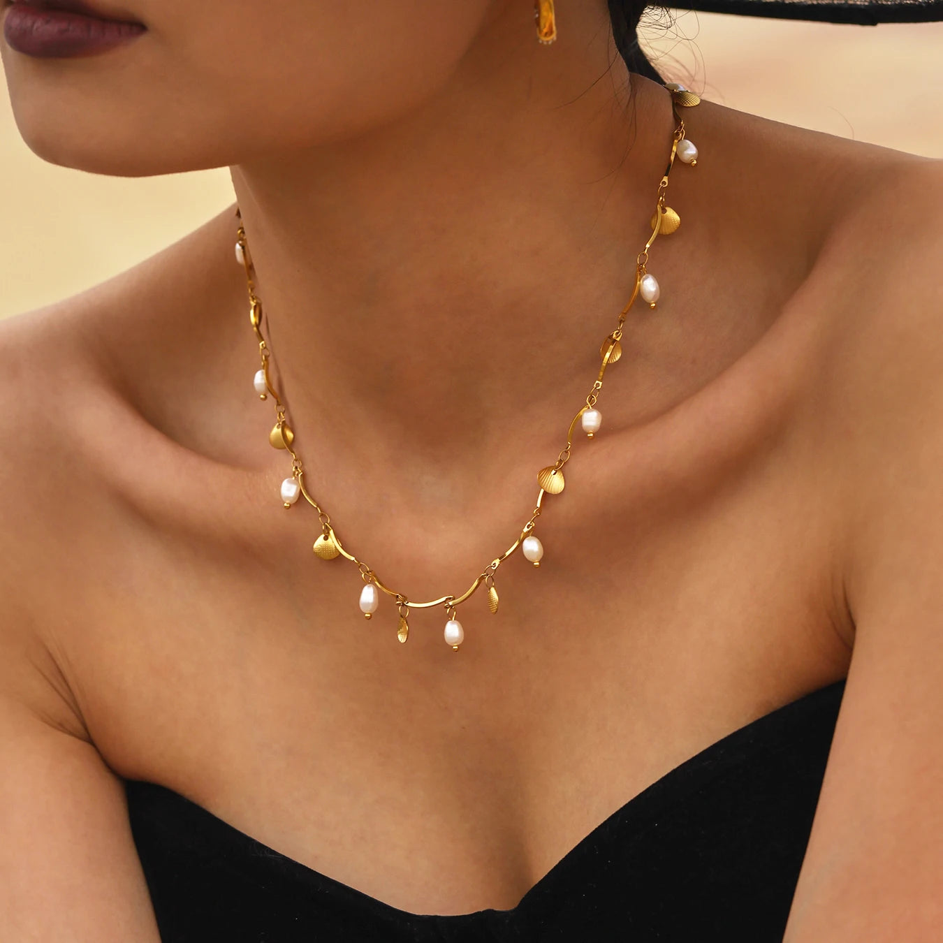 Luxury Stainless Steel Gold-plated 18K Shell Pendant Necklace for Women Natural Freshwater Pearl Necklace Ladies Charm Jewelry
