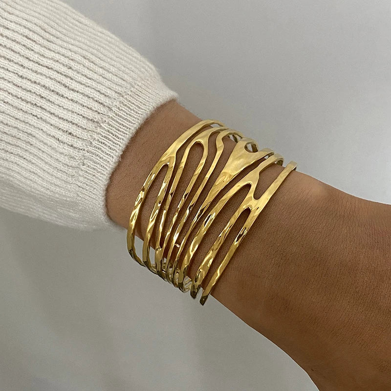 Bracciale rigido massimalista