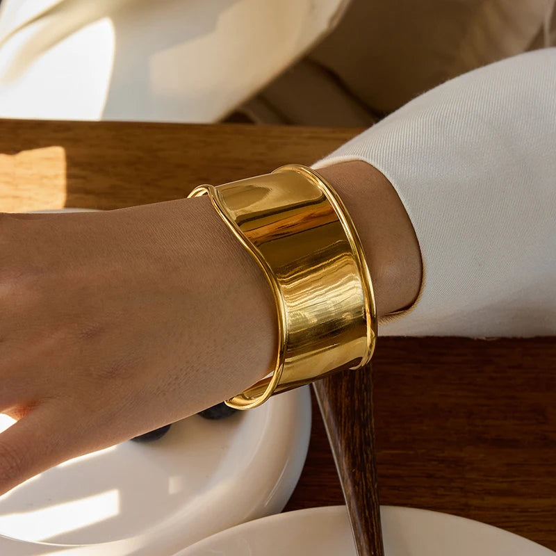 Bracciale rigido massimalista